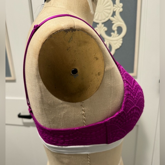 EUC Victoria’s Secret wireless bra, size 36D. - Picture 5 of 12